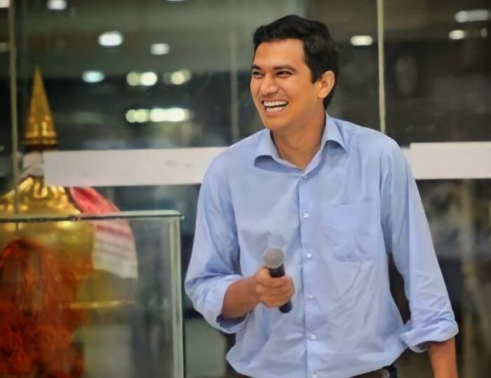 ​देश की सेवा करने का जुनून हर व्यक्ति के अंदर होता है. मगर ऐसा बेहद कम ही देखा जाता है की कोई व्यक्ति अपनी अच्छी खासी नौकरी छोड़कर आए. लेकिन राजस्थान के रहने वाले प्रेम प्रकाश मीणा ने कुछ ऐसा ही किया. प्रेम प्रकाश मीणा ने अपनी नौकरी छोड़ का देश सेवा करने का फैसला लिया और आज वह के आईएएस अधिकारी हैं. (Photo: Social Media)