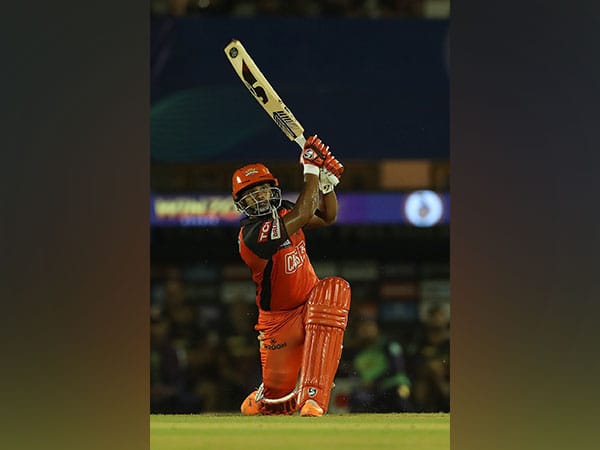 ঈশান কিষাণের বদলে দেখা যেতে পারে রাহুল ত্রিপাঠীকে। প্রথমবার জাতীয় দলের জার্সিতে এই ম্যাচ অভিষেক হতে পারে ডানহাতি ব্যাটারকে।