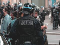 संदिग्ध की धुनाई का वीडियो हुआ वायरल और अमेरिकी पुलिस अधिकारी हुए निलंबित