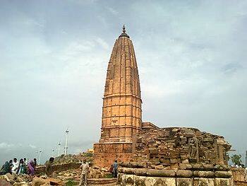 Jeen Mata Temple: भारत ना सिर्फ एक धार्मिक मान्यताओं वाला देश है बल्कि सनातन धर्म से जुड़ीं प्राचीन धरोहरों का एक प्रतीक स्थल भी है. माता शक्ति के अनेक रूपों का ना सिर्फ वंदन किया जाता है बल्कि सभी देवी देवताओं में मां शक्ति का प्रमुख स्थान है. राजस्थान (Rajasthan) में जीण माता (Jeen Mata) की भक्तों में बेहद ज्यादा मान्यता है. शेखावाटी इलाके में सीकर-जयपुर रोड पर जीणमाता गांव में मां का बेहद प्राचीन मंदिर भक्तों की आस्था का प्रमुख केंद्र है. ये मंदिर ना सिर्फ खूबसूरत जंगल के बीचोबीच बना है बल्कि तीन छोटी पहाड़ियों के बीच स्थित है.
