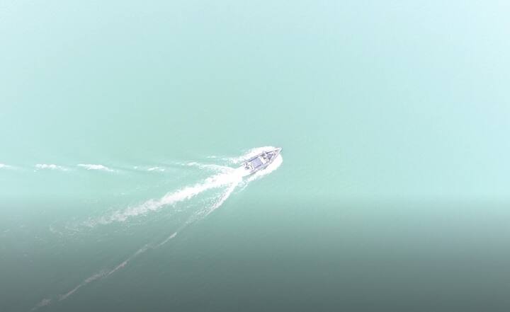 जर एखादी संशयित बोट अथवा हल्लेखोर आढळले तर या कॉम्प्युटरच्या साह्याने त्यांच्यावर फायरिंग करता येतं.