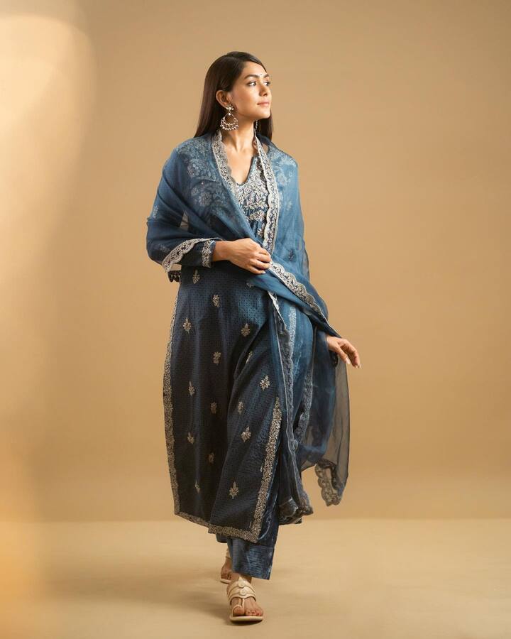 चित्रपटांव्यतिरिक्त ती तिच्या लूकमुळेही खूप चर्चेत असते. (फोटो सौजन्य :mrunalthakur/इंस्टाग्राम)