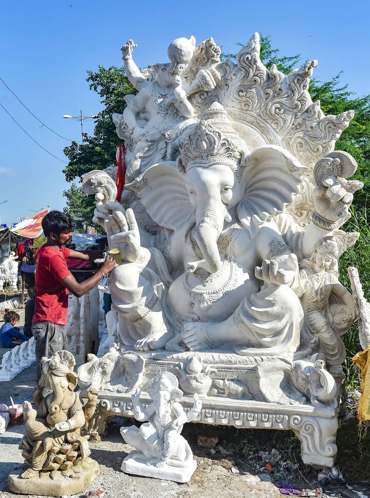 मुंबई की सड़कों पर बप्पा की एक से बढ़कर एक सुंदर मूर्तियां देखने को मिल रही है. इनको देखने के लिए लोग भी सड़कों पर जमा हो गए है.