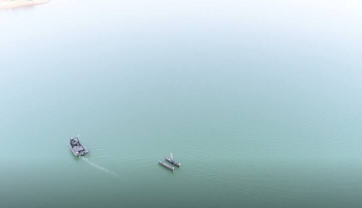 एकावेळी दहा ते बारा तास ती प्रवास करते. शिवाय शत्रूंना या बोटीचा थांगपत्ता लागू नये, यासाठी विशेष तंत्रज्ञान विकसित करण्यात आलं आहे.