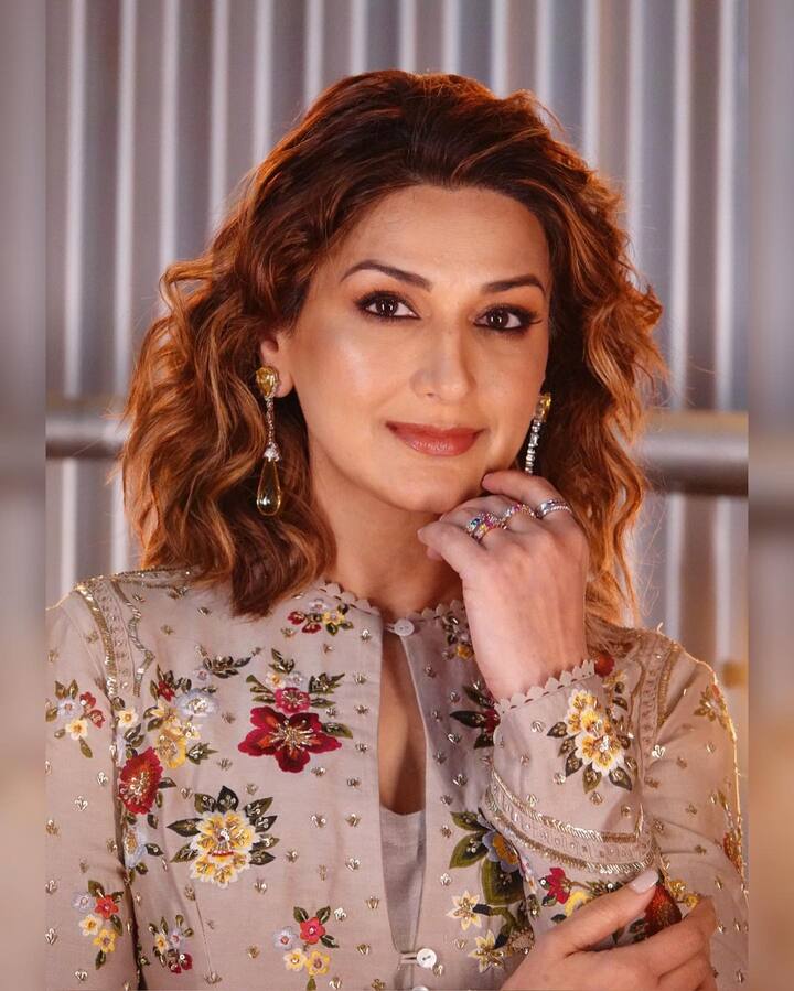 लिवूडमधील प्रसिद्ध अभिनेत्री सोनाली बेंद्रेचा (Sonali Bendre) चाहता वर्ग मोठा आहे.(फोटो सौजन्य :iamsonalibendre/इंस्टाग्राम )