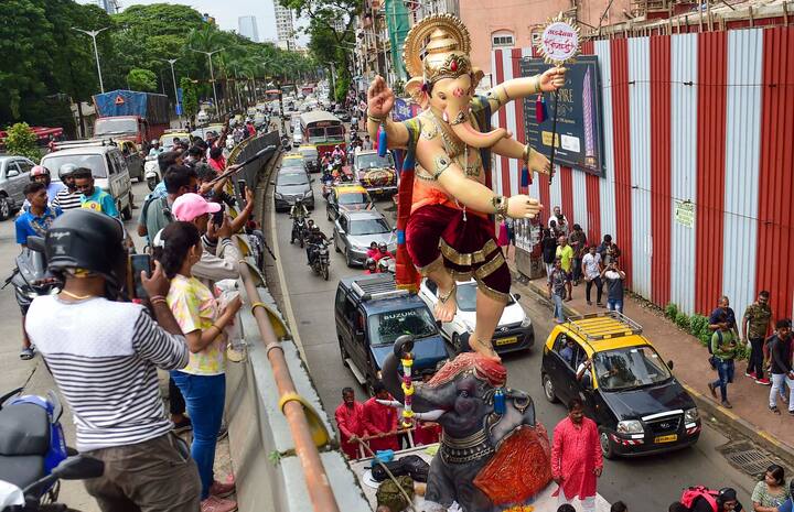 वहीं इस साल 9 सितंबर अनंत चतुर्दशी के दिन बप्पा का विसर्जन को किया जाएगा. बता दें कि अनंत चतुर्दशी भगवान विष्णु की उपासना का दिन है और इसी दिन गणपति विसर्जन भी किया जाता है.