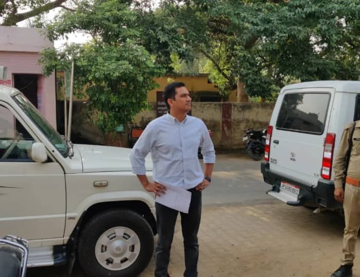 प्रेम प्रकाश मीणा ने अपने पहले ही प्रयास में यूपीएससी की कठिन परीक्षा को पास कर लिया. लेकिन उन्हें इनकम टैक्स ऑफिसर के रूप में पोस्टिंग मिली. लेकिन आईएएस बनने के उनके हौसले के आगे उन्होंने एक बार फिर परीक्षा में शामिल होने की ठानी और इस बार अच्छी रैंक प्राप्त कर वह यूपी कैडर के आईएएस अफसर बनें. (Photo: Social Media)