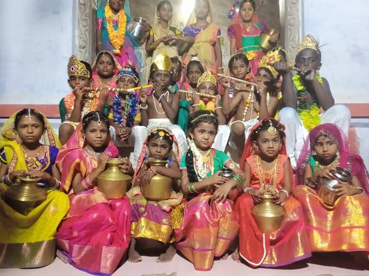 தெற்கு கல்மேட்டை சேர்ந்த குட்டி கண்ணன்களும் சுட்டி ராதைகளும்