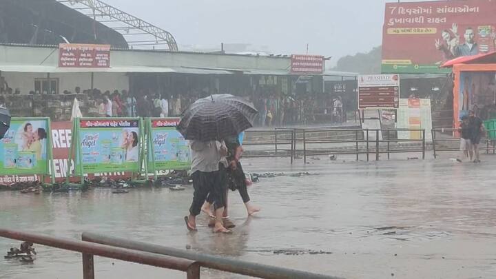 એવું માનવામાં આવે છે કે પાણીનો અભિષેક કરવાથી પણ ભગવાન શિવને પ્રસન્ન કરી શકાય છે. આ દિવસે સાચા દિલથી ગંગાજળના થોડા ટીપા પાણીમાં ભેળવીને અભિજીત મુહૂર્તમાં ભગવાન શિવનો જળાભિષેક કરી શકાય છે.