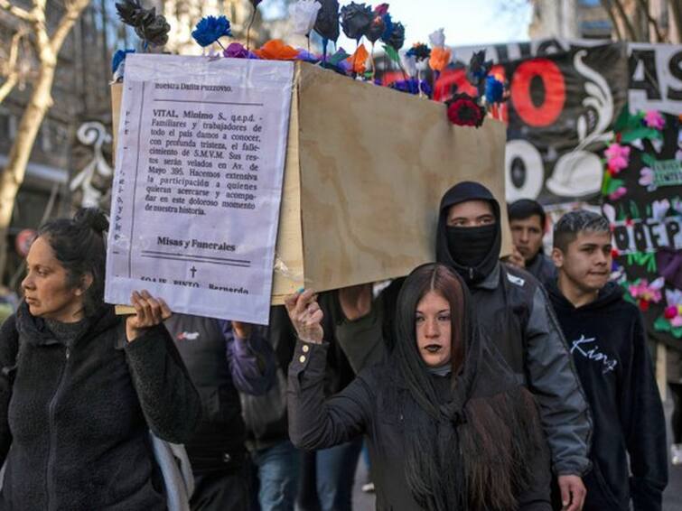 Argentine Workers Hold Funeral for pay check Argentina: சம்பளத்துக்கு இறுதிச்சடங்கு.. அர்ஜெண்டினா தொழிலாளர்கள் செலுத்திய அஞ்சலி.. காரணம் என்ன?