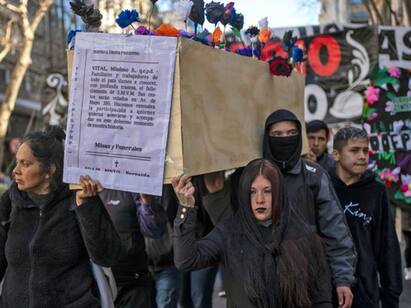 Argentine Workers Hold Funeral for pay check Argentina: சம்பளத்துக்கு இறுதிச்சடங்கு.. அர்ஜெண்டினா தொழிலாளர்கள் செலுத்திய அஞ்சலி.. காரணம் என்ன?