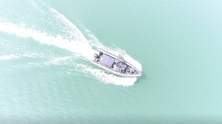 ही बोट ज्या ठिकाणी पाण्यावर तरंगते त्या परिसरातील एक किलोमीटरचा 360 डिग्री व्ह्यू आपल्याला टेहळता येतो.