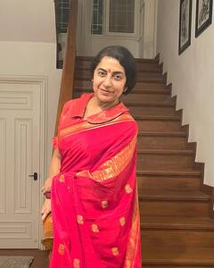 Actress Suhasini : அஞ்சலி அஞ்சலி புஷ்பாஞ்சலி..சேலை உடுத்திய  சுஹாசினியின் லேட்டஸ்ட் க்ளிக்ஸ்!