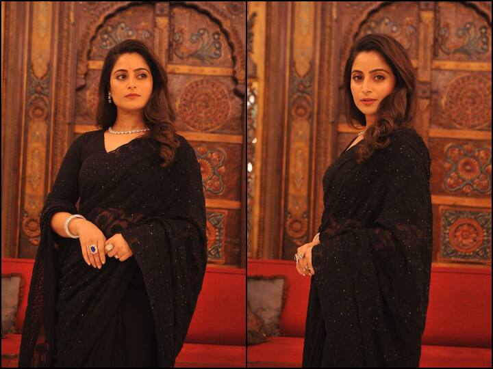  ब्लैक साड़ी गले में मोतियों की माला पहन Aishwarya Sharma लगीं एकदम क्वीन, एक्ट्रेस के इस अंदाज पर दिल हार बैठे फैंस