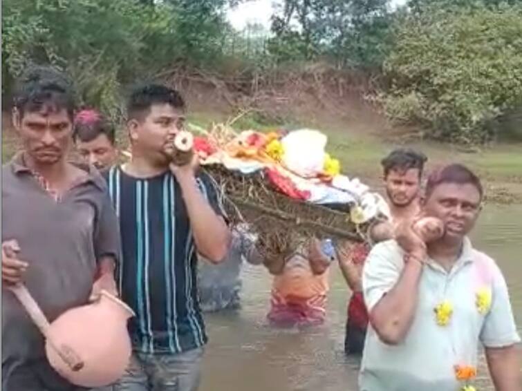 Palghar News Villagers travel through knee-deep water for funeral Palghar News : मृत्यूनंतरही मरणयातना  कायम, पालघरच्या ग्रामस्थांचा मृतदेहावर अंत्यसंकार करण्यासाठी गुडघाभर पाण्यातून प्रवास