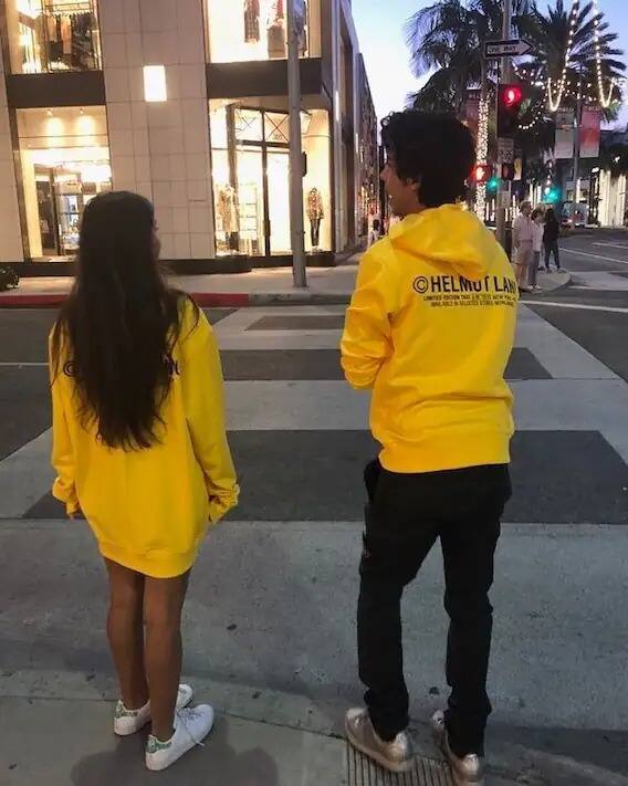 ਫੋਟੋਆਂ 'ਤੇ ਟਿੱਪਣੀ ਕਰਦੇ ਹੋਏ ਸ਼ਾਹਰੁਖ ਨੇ ਲਿਖਿਆ, 'ਮੇਰੇ ਕੋਲ ਇਹ ਤਸਵੀਰਾਂ ਕਿਉਂ ਨਹੀਂ ਹਨ! ਇਸ ਨੂੰ ਤੁਰੰਤ ਮੇਰੇ ਕੋਲ ਭੇਜੋ।