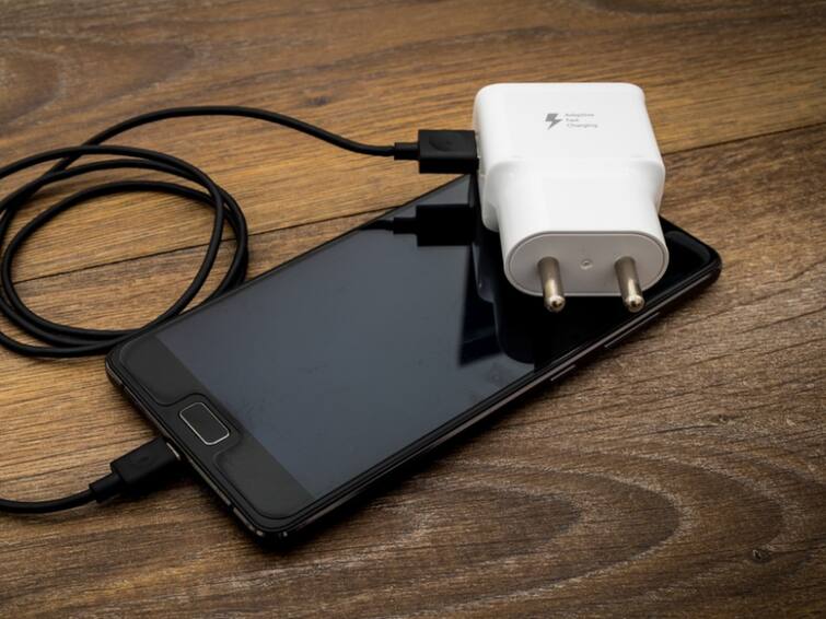Bengaluru: 30 year old man arrested for filming women by keeping spy camera in Mobile phone charger Crime: மொபைல்ஃபோன் சார்ஜரில் ரகசிய கேமரா.. இளம்பெண்ணின் நிர்வாணப் படங்கள்.. பதறவைத்த தகவல்கள்..