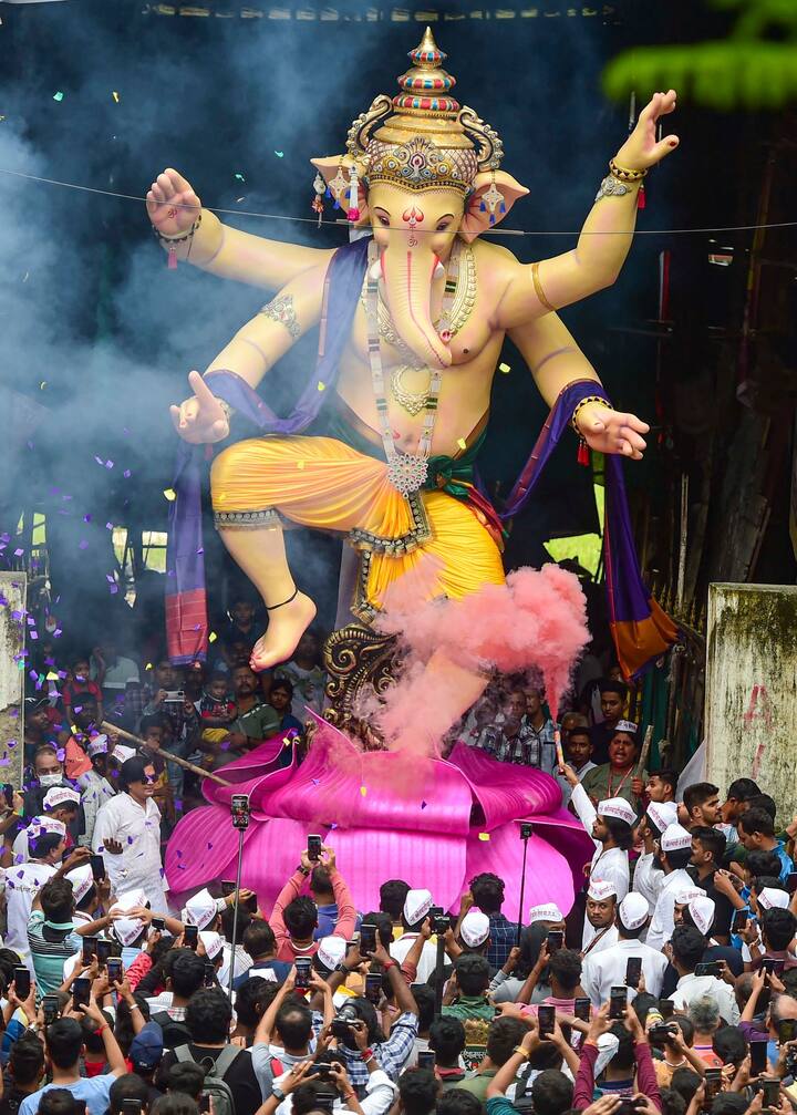 बता दें कि गणेश उत्सव के दिन घरों में गणपति की स्थापना की जाती है. जिसके बाद लगातार 9 दिनों तक घरों में श्री गणेश विराजमान रहते हैं और फिर 10वें बप्पा का विसर्जन किया जाता है.