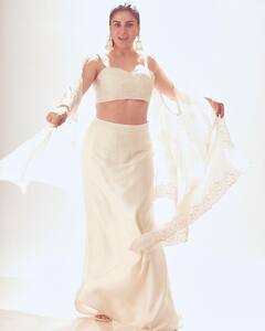 व्हाइट लहंगा, झुमके पहन स्टनिंग लुक में Shraddha Arya ने दिखाई दिलकश अदाएं, तस्वीरें देख घायल हुए फैंस