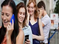 भारत में स्मार्टफोन पर दिन के 6 घंटे बिता रहा हर आदमी, देखें क्या हैं वजह