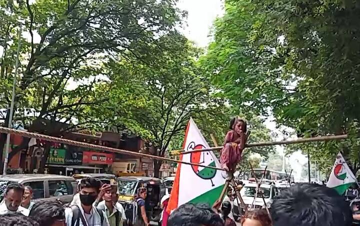 यावेळी विटी दांडू, गोट्या, फुगड्या आणि मंगळागौरीचे खेळ करत ते या खेळालाही आरक्षण देणार का?, असा प्रश्न उपस्थित केला.
