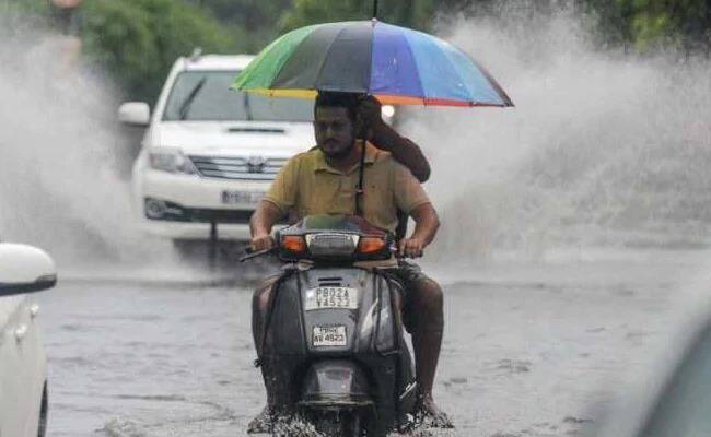 Punjab Weather Forecast Today : Yellow Alert in 17 districts for light and moderate rain in Punjab Punjab Weather Forecast Today : ਪੂਰੇ ਪੰਜਾਬ 'ਚ ਅੱਜ ਮੀਂਹ ਦੀ ਸੰਭਾਵਨਾ, 17 ਜ਼ਿਲਿਆਂ 'ਚ ਯੈਲੋ ਅਲਰਟ ਜਾਰੀ