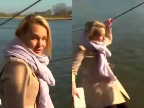 news anchor taking interview fell in water funny viral video Funny Video: ਇੰਟਰਵਿਊ ਲੈਂਦੇ ਸਮੇਂ ਨਦੀ 'ਚ ਡਿੱਗੀ ਐਂਕਰ, ਹੈਰਾਨ ਰਹਿ ਗਏ ਆਲੇ-ਦੁਆਲੇ ਦੇ ਲੋਕ!