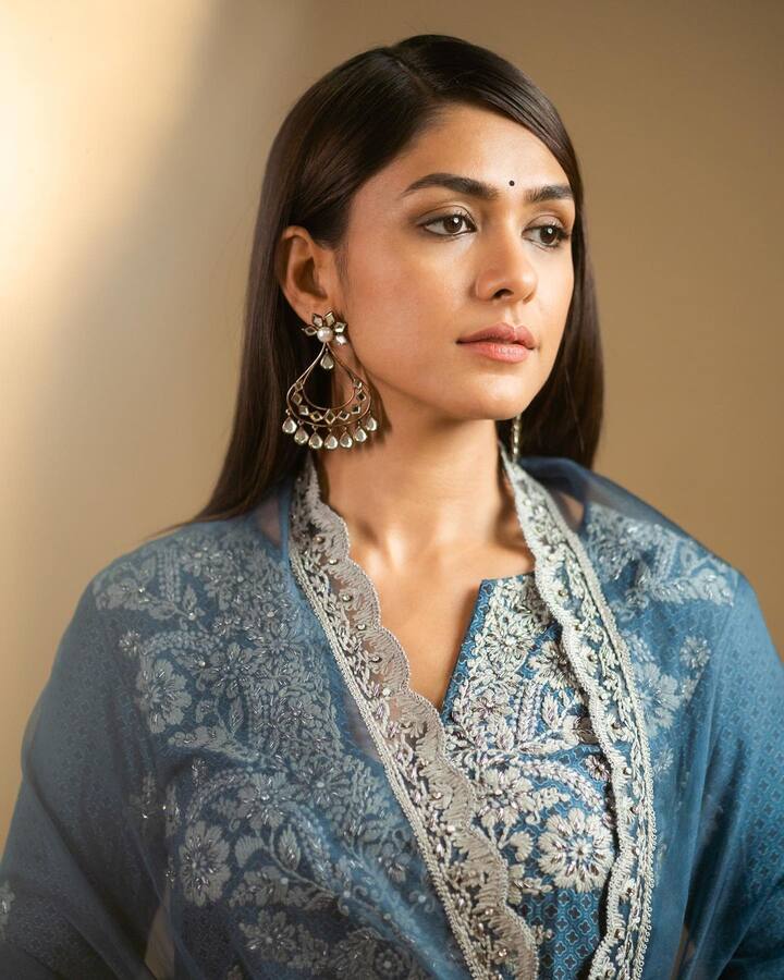 ताज्या फोटोंमध्ये, मृणाल निळ्या रंगाच्या फुल स्लीव्हज ड्रेसमध्ये दिसत आहे.अभिनेत्रीने अतिशय रॉयल अंदाजमध्ये तो कॅरी केला आहे. तिने न्यूड मेकअप आणि इअररिंग्ससह तिचा लूक पूर्ण केला आहे.(फोटो सौजन्य :mrunalthakur/इंस्टाग्राम)
