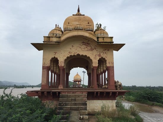 ढेबर झील पर तीन द्वीप हैं जिनमें दो बड़े द्वीपों को बाबा का मगरा और छोटे द्वीप का नाम पियारी है. झील के पास एक शिव मंदिर भी बना हुआ है.