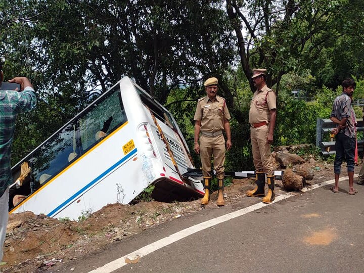 சுற்றுலா சென்று திரும்பிய போது விபத்து: பேருந்தின் பின் கண்ணாடியை உடைத்து தப்பித்த 42 பயணிகள்