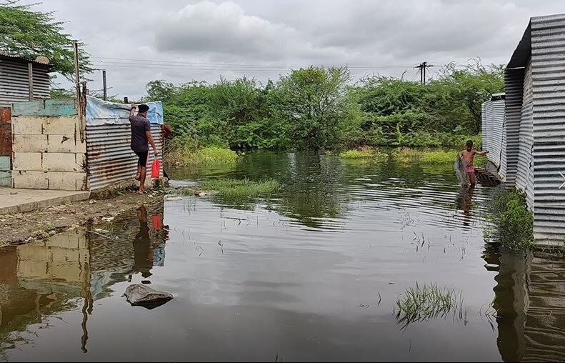 Solapur Rain Updates : सोलापुरातील हिप्परगा तलावाचं पाणी शिरलं घरात, 40 कुटुंबांवर घरं सोडून जाण्याची वेळ