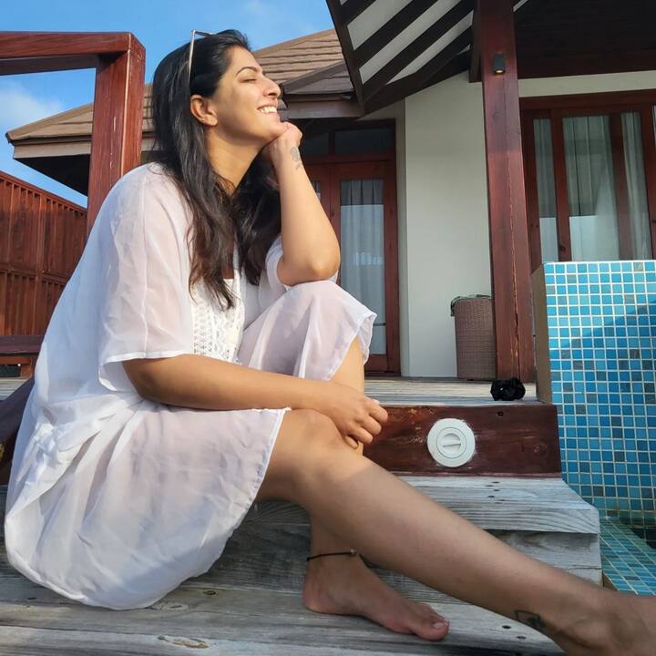 పొట్టి గౌనులో వరలక్ష్మి శరత్ కుమార్. Image Credit: Varalakshmi Sarathkumar/ Instagram