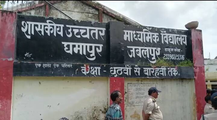 छज्जा गिरने की वजह से दो मजदूर इसकी चपेट में आ गए और वह गंभीर रूप से घायल हो गए. घायलों का इलाज निजी अस्पताल में चल रहा है,जहां उनकी हालत नाजुक बनी हुई है.