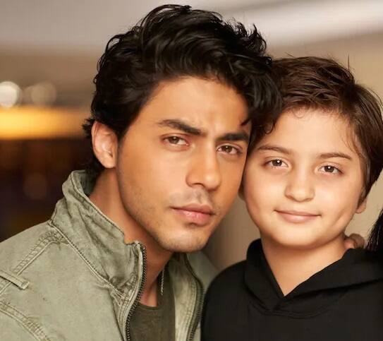 આર્યન માટે વર્ષ 2021 ખૂબ જ મુશ્કેલ હતું જ્યારે તેનું નામ ડ્રગ્સ કેસમાં આવ્યું હતું. આ સંબંધમાં આર્યનને થોડા દિવસો માટે જેલમાં જવું પડ્યું હતું, જોકે હવે તેને ક્લીન ચીટ મળી ગઈ છે.