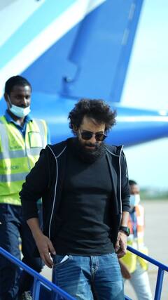 Cobra Movie : திருச்சி விமான நிலையத்தில் களம் இறங்கிய கோப்ரா படக்குழுவினர்!