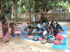 மயிலாடுதுறை: இடிந்து விழும் நிலையில் பள்ளி கட்டிடம்; சொந்த செலவில் மாற்று வழி செய்துள்ள ஆசிரியர்கள்..!