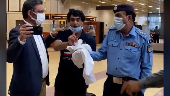 Pakistan's senior journalist Jameel Farooqui beaten up; details here | ABP News