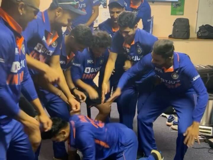 Team India players dance after won the match on Zimbabwe IND VS ZIM: మైదానంలో గెలుపు.. డ్రెస్సింగ్ రూములో డాన్స్