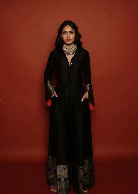 मृणाल ठाकुर ने एक बार ब्लैक कलर का स्टाइलिश सिल्क जंपसूट पहना था. वह इसमें काफी ग्लैमरस लग रही थीं. उनका ये जंपसूट डिजाइनर पायल खंडवाला के कलेक्शन से था, जिसकी कीमत 38,500 रुपये थी.