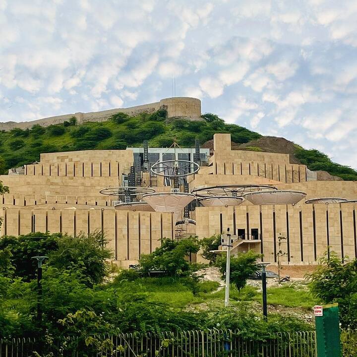 स्मृतिवन बनकर तैयार है और अब पीएम मोदी की बाट जोह रहा है, जब पीएम मोदी इसका उद्घाटन 28 अगस्त को करेंगे और यह आम जनता को समर्पित करेंगे. (स्रोत: एएनआई)