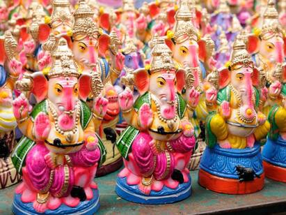 Ganesha idols are sold at poompuhar exhibition outlet TNN வந்தாச்சு விநாயகர் சதுர்த்தி... பூம்புகார் விற்பனை நிலையத்தில் விநாயகர் சிலைகள் கண்காட்சி விற்பனை தொடக்கம்..!