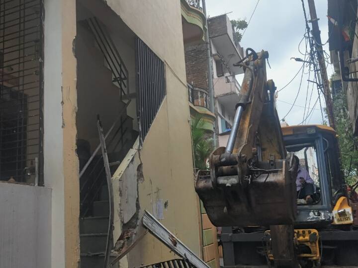 Indore Gunda Abhiyan Bulldozers ran in the criminals house ANN Indore News: इंदौर में फिर शुरू हुआ 'गुंडा अभियान', कुख्यात अपराधी के अवैध कब्जे पर चला बुलडोजर
