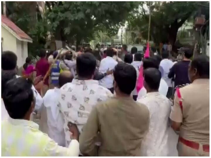 BJYM and TRS workers clashed outside MLC Kalvakuntala Kavita residence in Hyderabad Delhi Excise Policy Scam: हैदराबाद में आपस में भिड़े BJYM और TRS कार्यकर्ता, जानें क्या है मामला