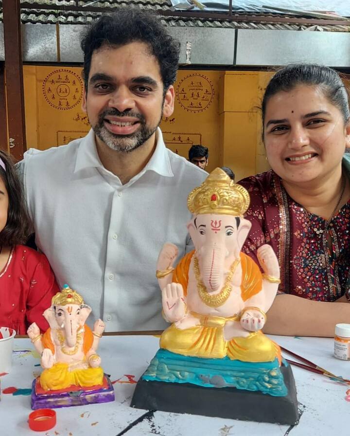 'रंगवा तुमचा कागदी बाप्पा' या उपक्रमात गायक राहुल देशपांडेने सहकुटुंब पर्यावरणपूरक गणेशमूर्ती रंगवली.