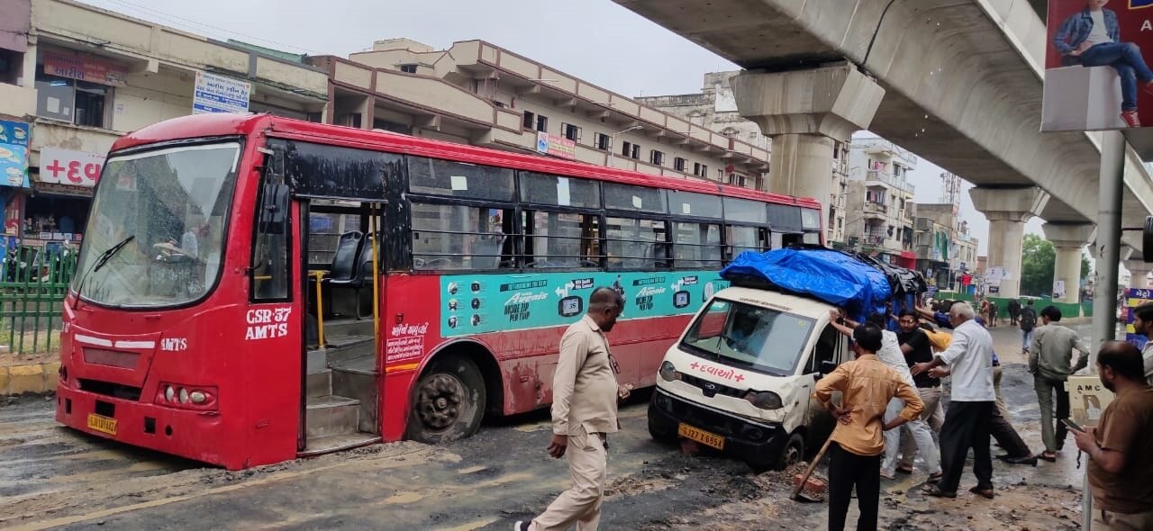 Ahmedabad : 40 ફૂટ ઊંડો ભૂવો પડ્યો હતો તે જ જગ્યાએ બસ ફસાઇ, આઇસર- એમ્બ્યુલન્સ પણ ફસાઇ