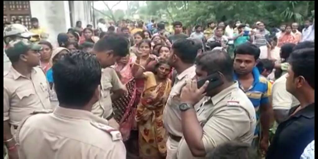 East Burdwan News: যুবকের রহস্যজনক মৃত্যু রায়নায়, প্রণয়ের জেরেই কি খুন? তুঙ্গে জল্পনা Suspected Murder Of Youth Leads To Uproar In East Burdwan East Burdwan News: যুবকের রহস্যজনক মৃত্যু রায়নায়, প্রণয়ের জেরেই কি খুন? তুঙ্গে জল্পনা