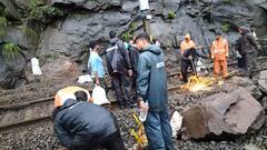 Pune Mumbai Railway Stranded Landslide: पुणे-मुंबई लोहमार्गावर रेल्वे इंजिनवर कोसळली दरड