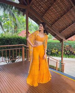 Ananya Pandey ने शरारे में चुराया दिल तो Mouni Roy का हैंडबैग भी है चर्चा में, कीमत है हैरान करने वाला