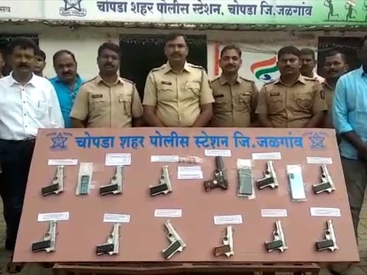 Jalgaon Crime news 12 pistols and 5 cartridges seized by chopda city police in Jalgaon Jalgaon Crime : 12 गावठी कट्ट्यांसह हरियाणाच्या दोघांना अटक, गणेशोत्सवाच्या पार्श्वभूमीवर चोपडा शहर पोलिसांची कारवाई