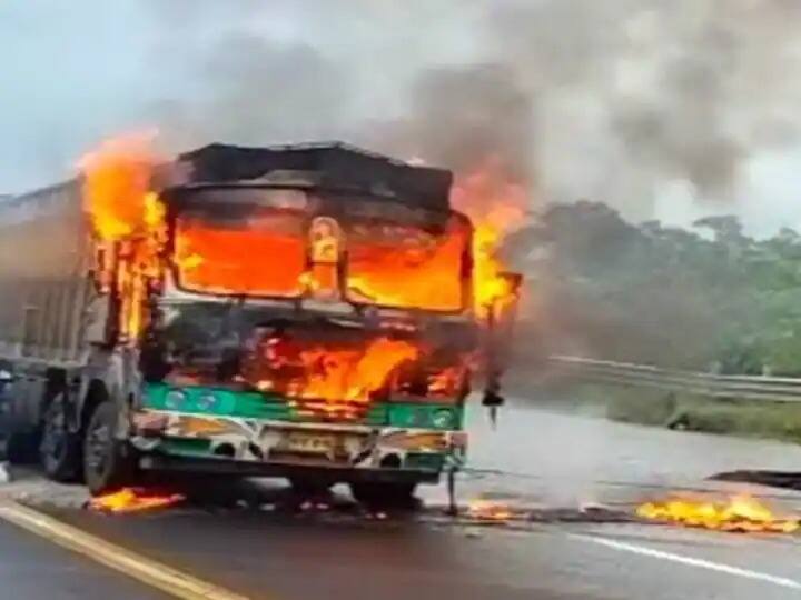 dhar news truck caught fire on the agra Mumbai highway diver life saved mp news Dhar News: ਆਗਰਾ-ਮੁੰਬਈ ਹਾਈਵੇਅ 'ਤੇ ਟਰੱਕ ਨੂੰ ਲੱਗੀ ਅੱਗ, ਲੱਖਾਂ ਦਾ ਸਾਮਾਨ ਸੜ ਕੇ ਸੁਆਹ, ਡਰਾਈਵਰ ਵਾਲ-ਵਾਲ ਬਚਿਆ